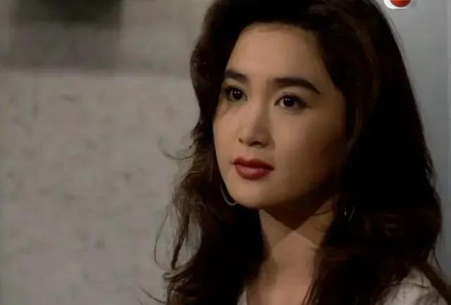 57岁温碧霞现身小县城商演，穿搭万年不变