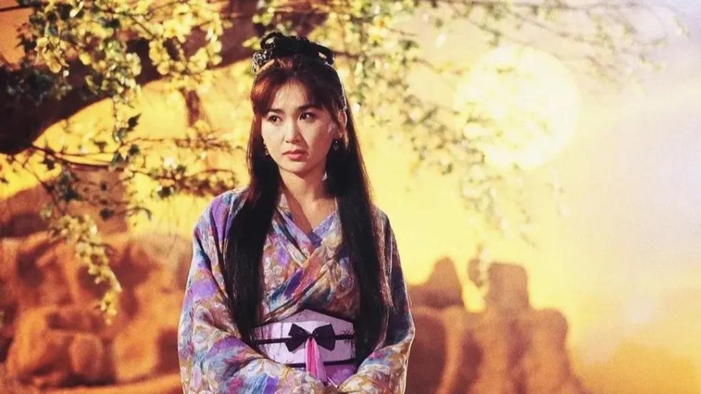 57岁温碧霞现身小县城商演，穿搭万年不变