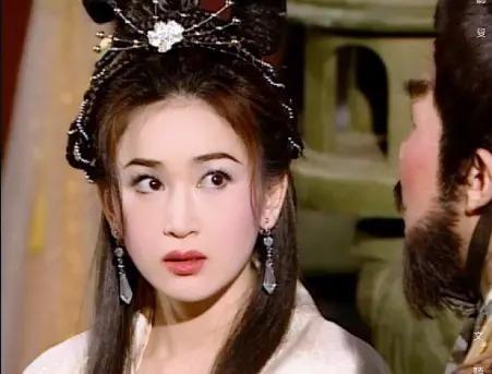 57岁温碧霞现身小县城商演，穿搭万年不变