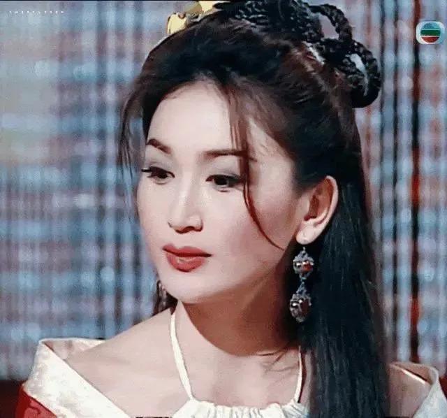 57岁温碧霞现身小县城商演，穿搭万年不变