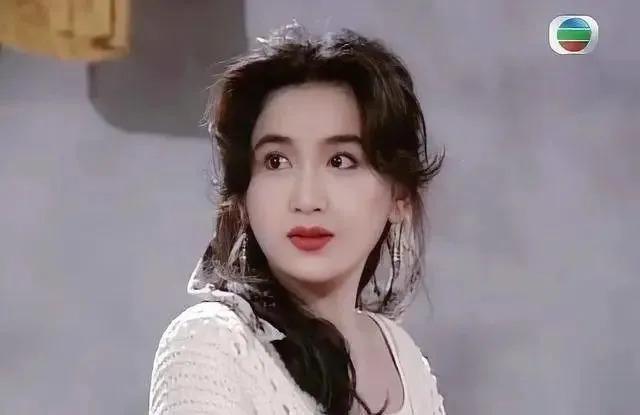 57岁温碧霞现身小县城商演，穿搭万年不变