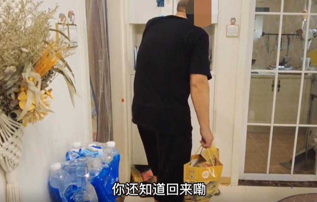 到底是谁在打压她？