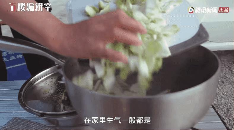 到底是谁在打压她？