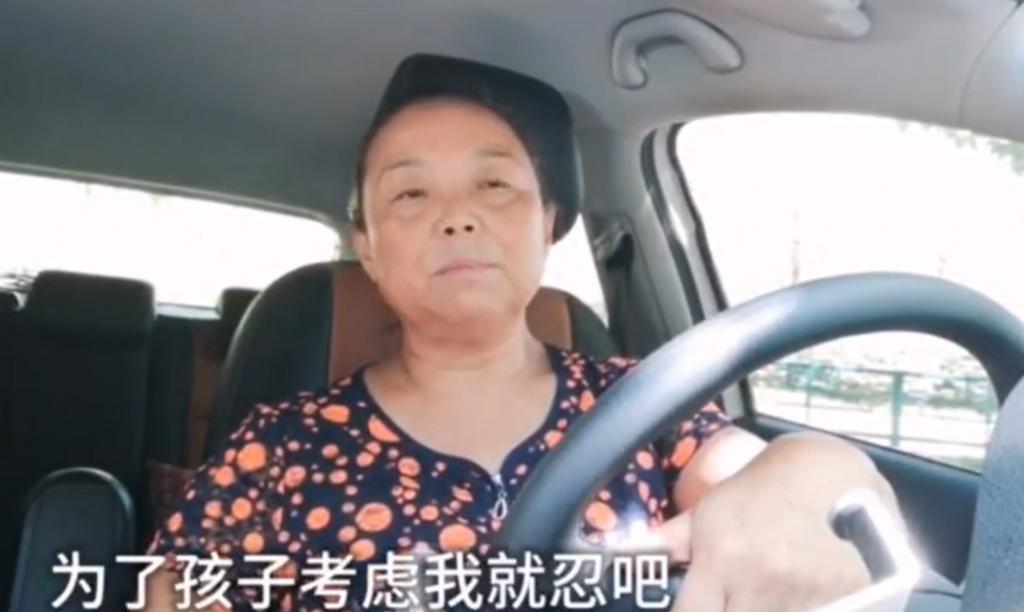 到底是谁在打压她？