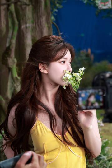 赵露思穿黄色吊带长裙纯欲性感 长卷发披肩甜美可人