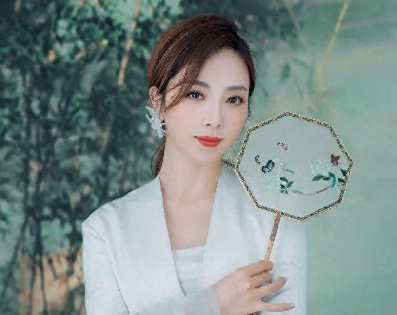 36岁李思思从央视辞职​！嫁普通人生俩娃，疑似转行当“网红”
