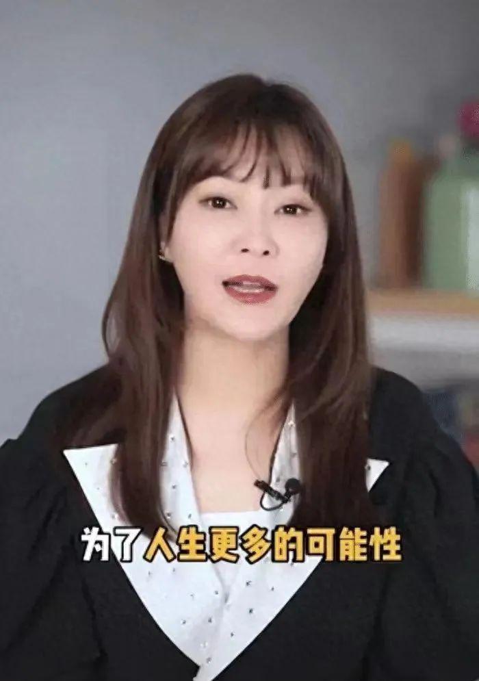 36岁李思思从央视辞职​！嫁普通人生俩娃，疑似转行当“网红”