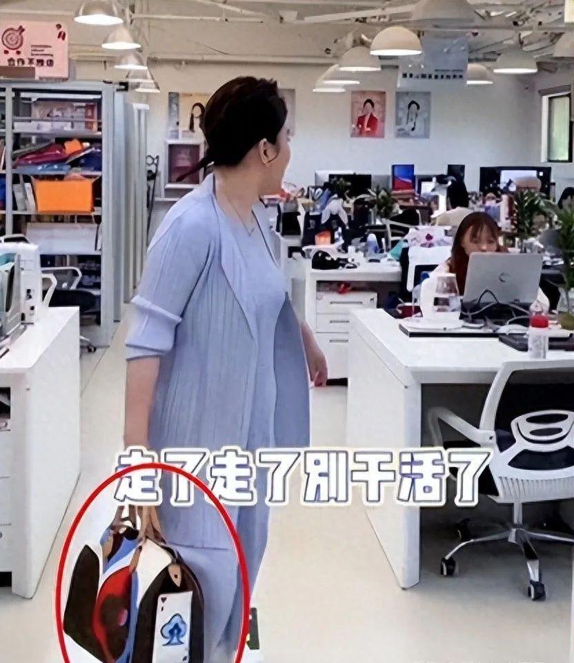 36岁李思思从央视辞职​！嫁普通人生俩娃，疑似转行当“网红”