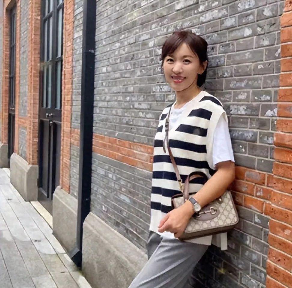 36岁李思思从央视辞职​！嫁普通人生俩娃，疑似转行当“网红”