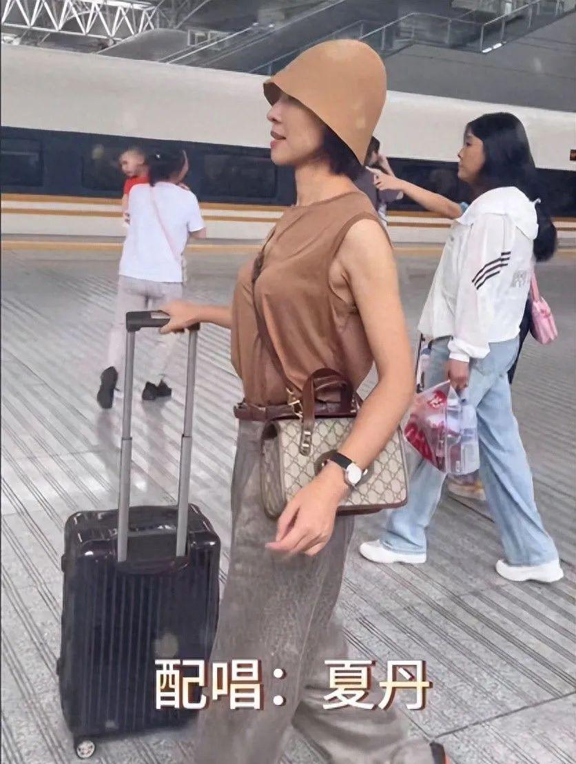 36岁李思思从央视辞职​！嫁普通人生俩娃，疑似转行当“网红”