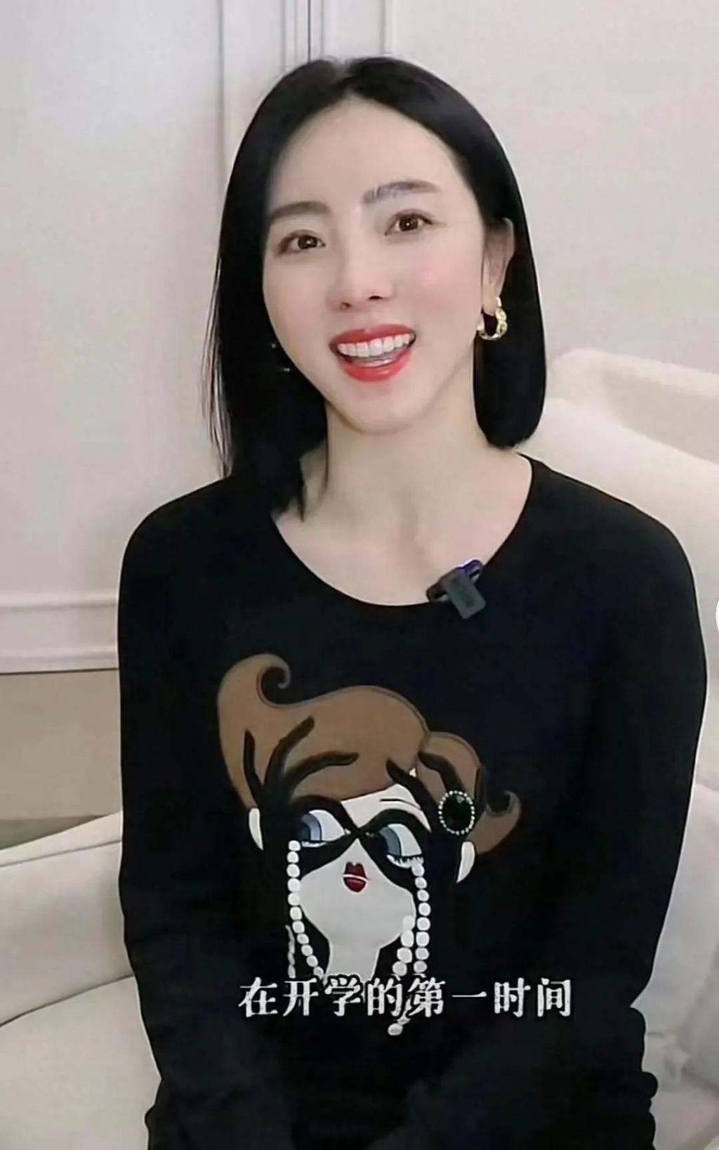 36岁李思思从央视辞职​！嫁普通人生俩娃，疑似转行当“网红”