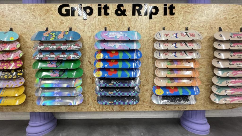 乐华开店，“割韭菜”还是王一博粉丝团建？