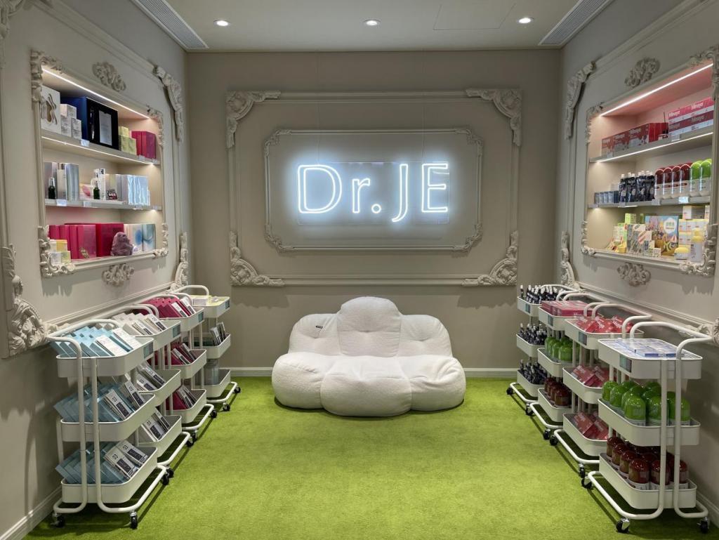 乐华开店，“割韭菜”还是王一博粉丝团建？