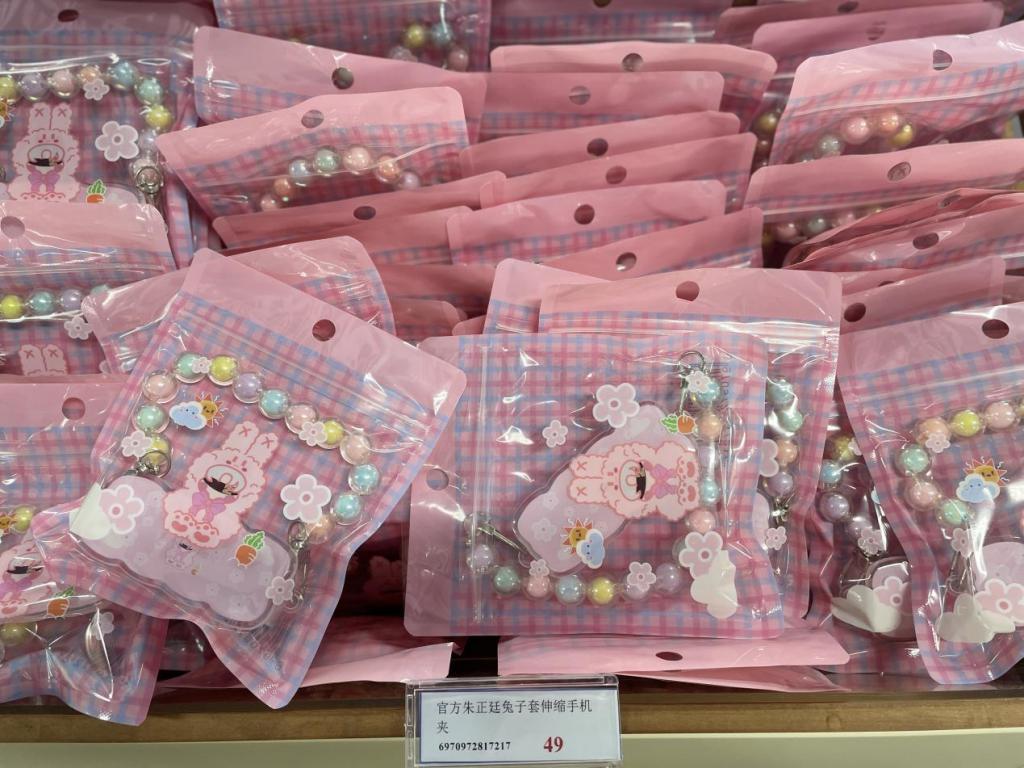 乐华开店，“割韭菜”还是王一博粉丝团建？