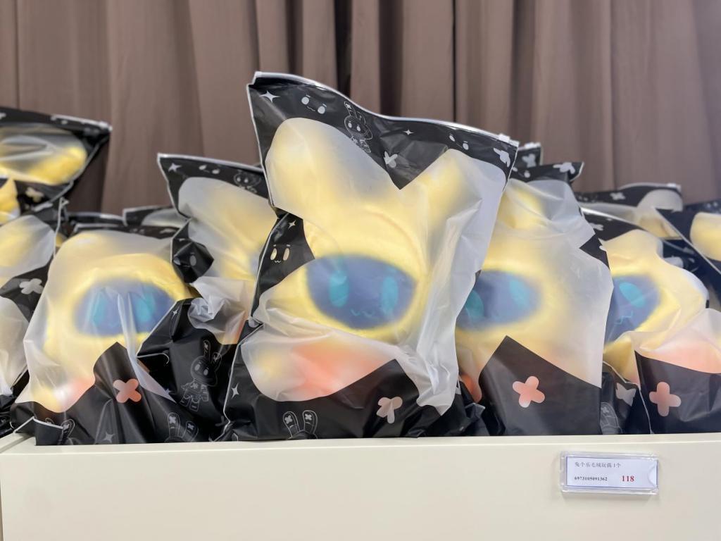 乐华开店，“割韭菜”还是王一博粉丝团建？