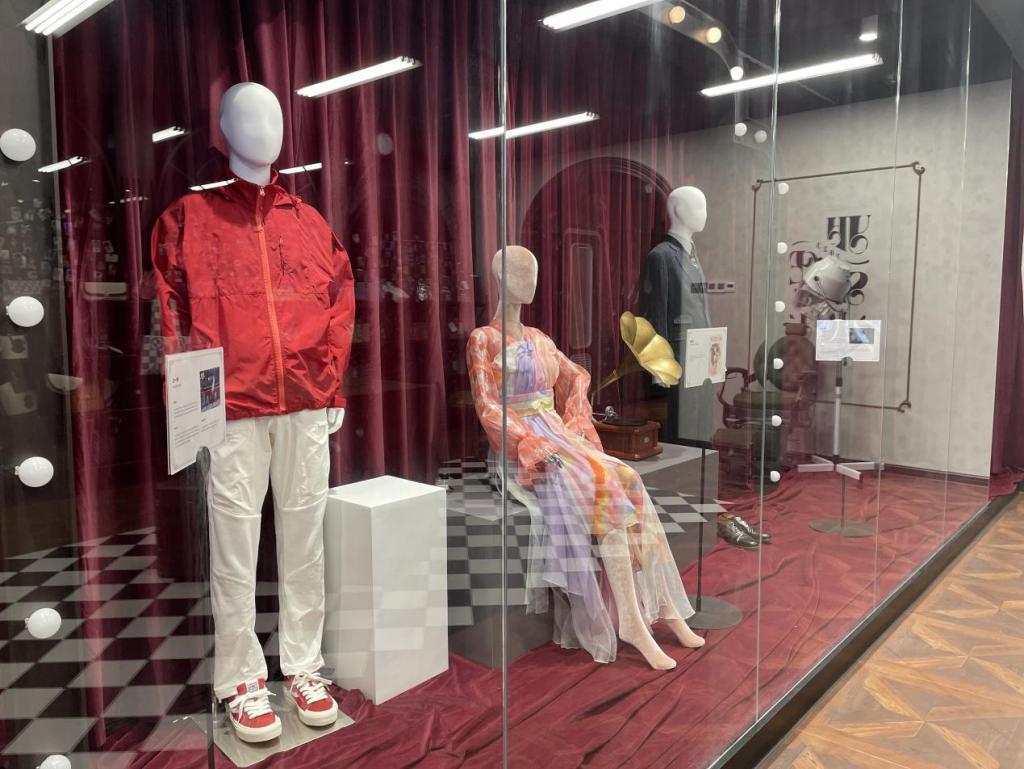 乐华开店，“割韭菜”还是王一博粉丝团建？