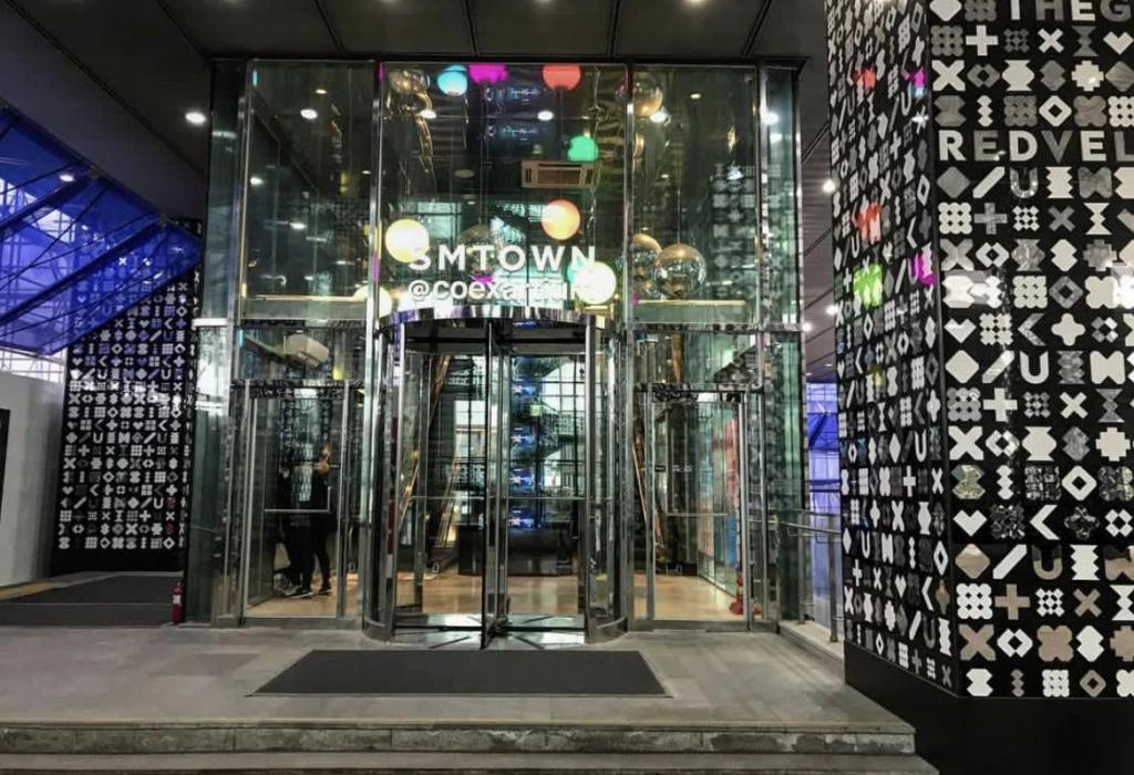 乐华开店，“割韭菜”还是王一博粉丝团建？