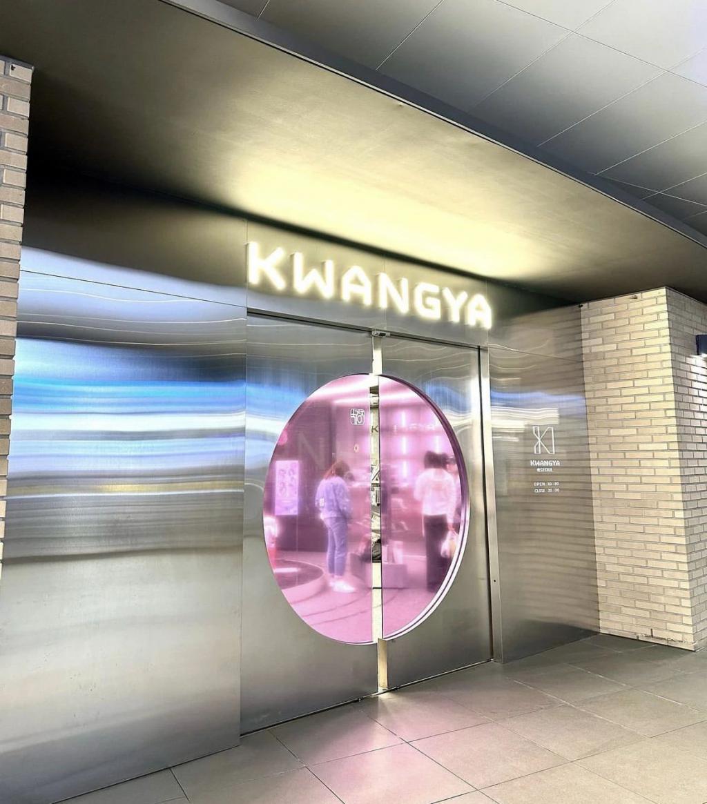 乐华开店，“割韭菜”还是王一博粉丝团建？