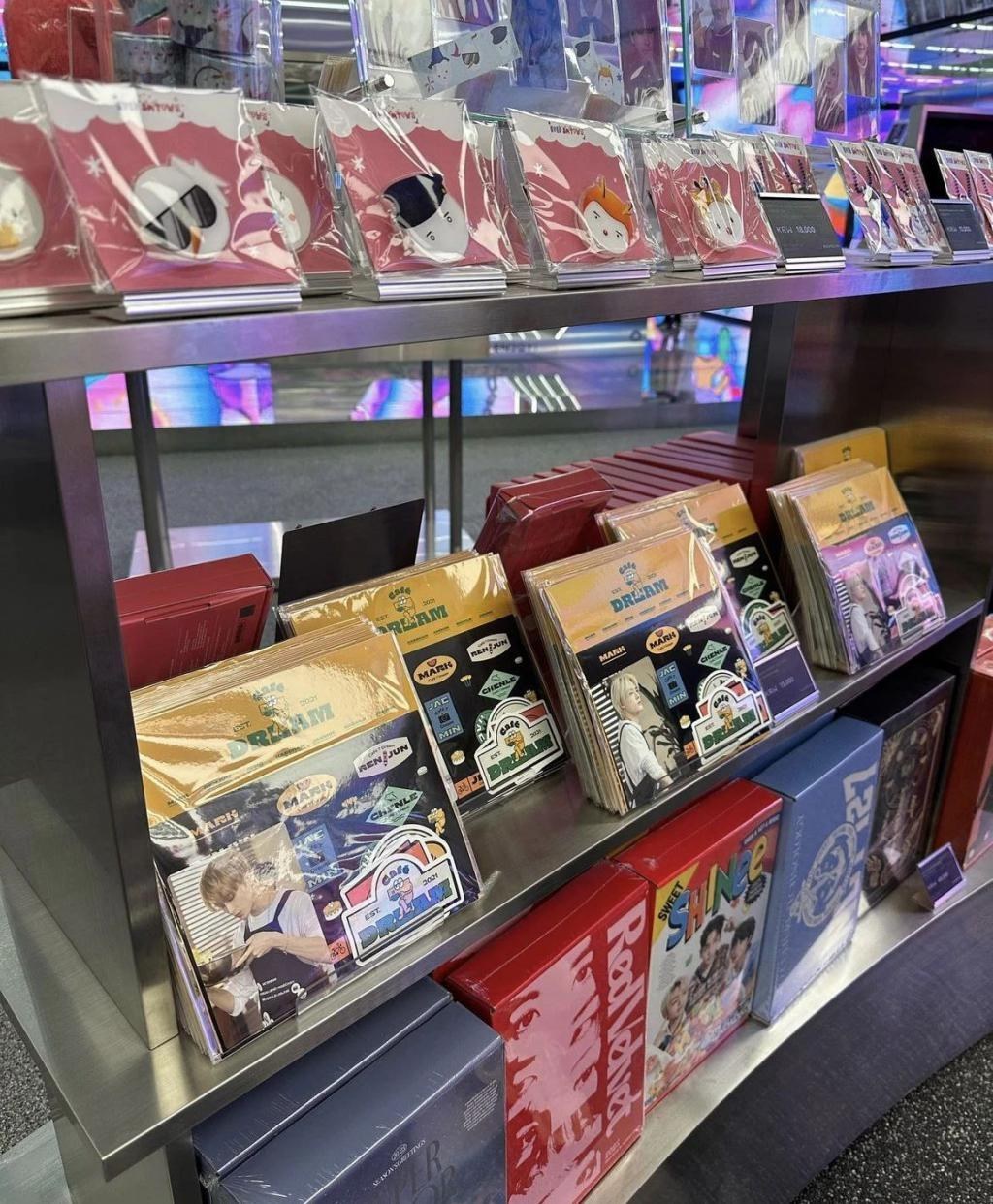 乐华开店，“割韭菜”还是王一博粉丝团建？