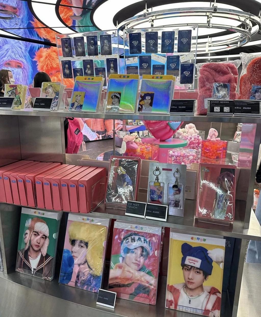 乐华开店，“割韭菜”还是王一博粉丝团建？