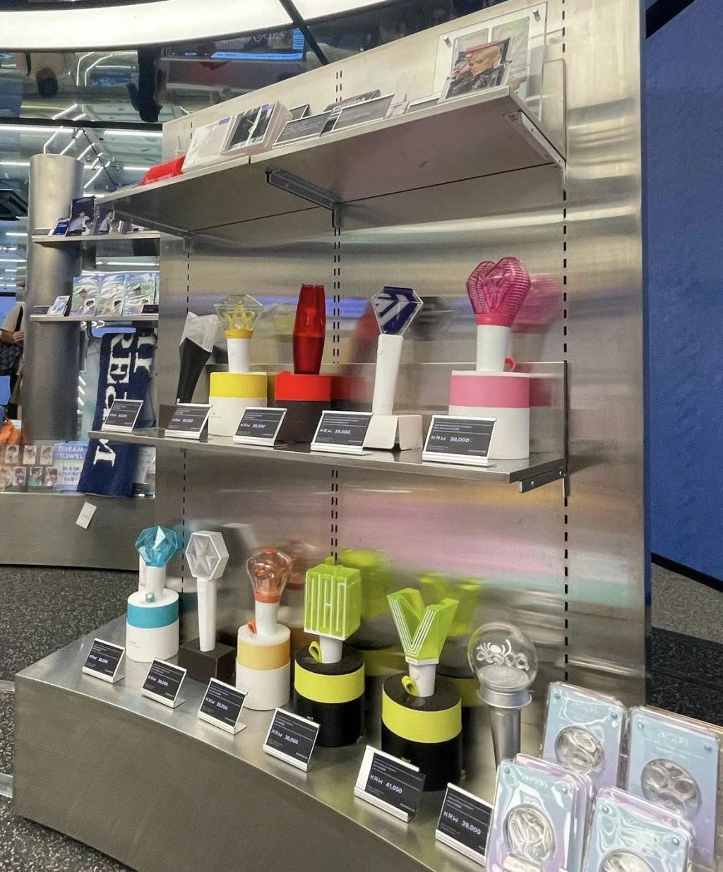 乐华开店，“割韭菜”还是王一博粉丝团建？