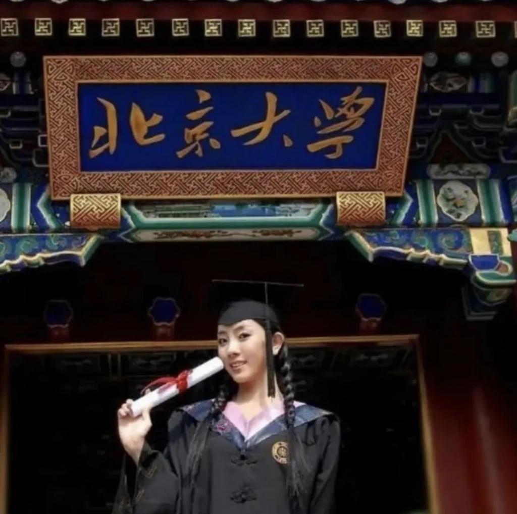 还记得央视春晚主持人李思思吗？离职了？