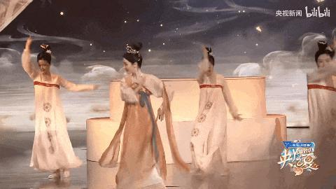 还记得央视春晚主持人李思思吗？离职了？