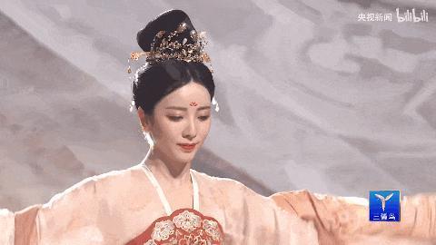 还记得央视春晚主持人李思思吗？离职了？