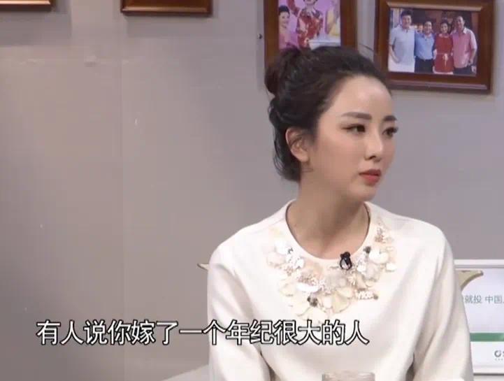 还记得央视春晚主持人李思思吗？离职了？