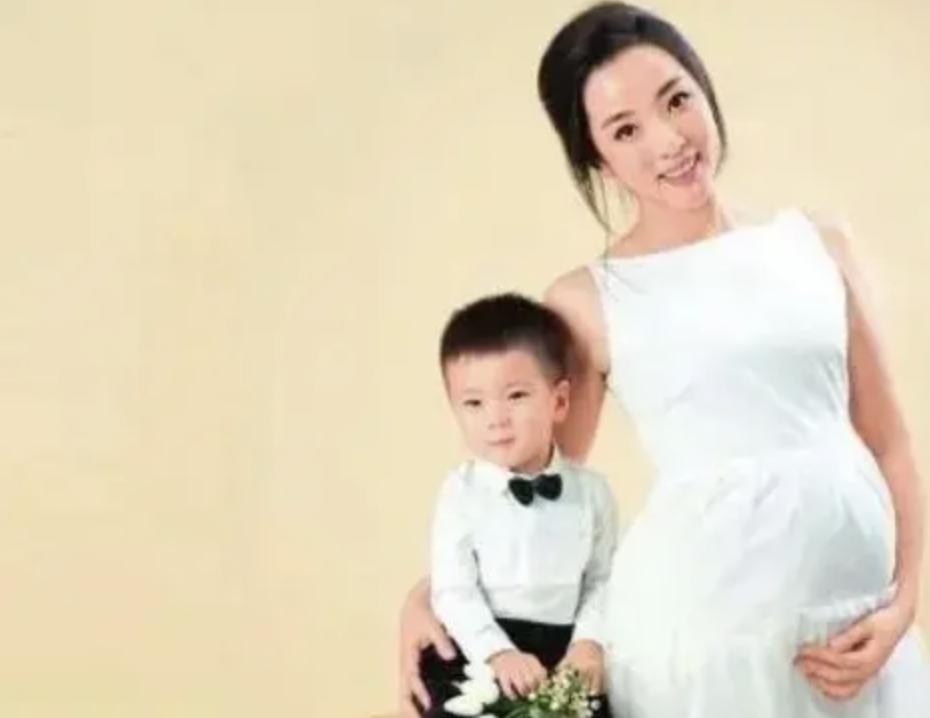 还记得央视春晚主持人李思思吗？离职了？