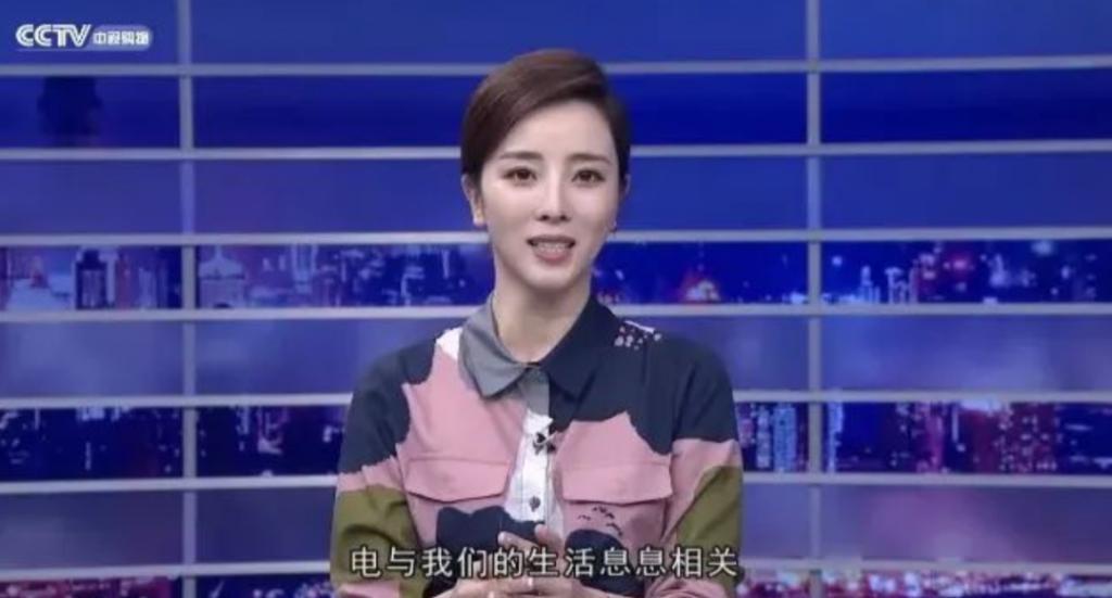 还记得央视春晚主持人李思思吗？离职了？