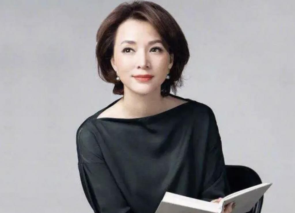 还记得央视春晚主持人李思思吗？离职了？