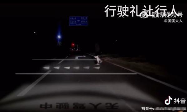 问界M9智能大灯演示视频曝光 网友惊呼：这真不是P的？