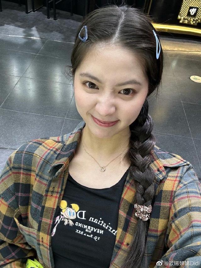 欧阳娜娜妹妹欧阳娣娣参加选秀综艺 路透照青春靓丽