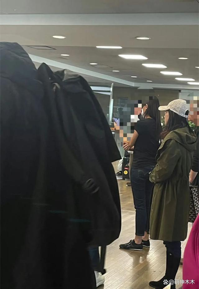 郭晶晶霍启刚现身韩国机场，身穿万元高奢外套，反被赞太低调