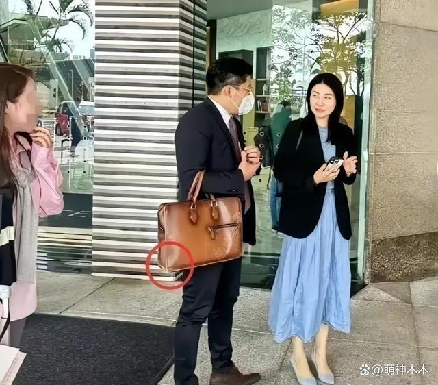 郭晶晶霍启刚现身韩国机场，身穿万元高奢外套，反被赞太低调