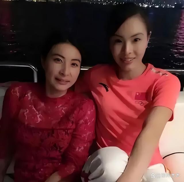 郭晶晶霍启刚现身韩国机场，身穿万元高奢外套，反被赞太低调
