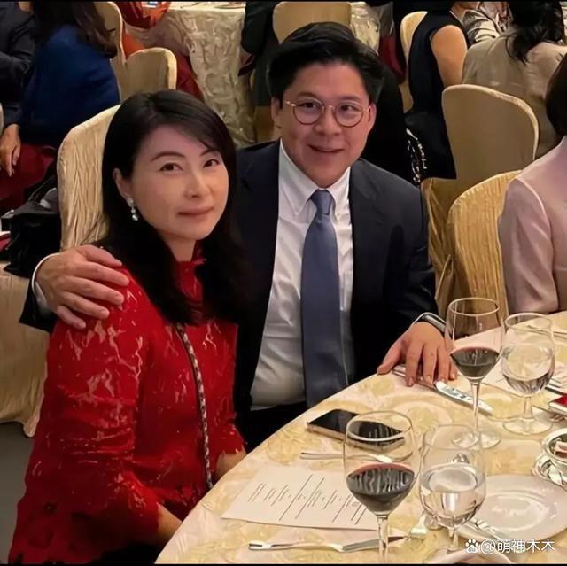 郭晶晶霍启刚现身韩国机场，身穿万元高奢外套，反被赞太低调