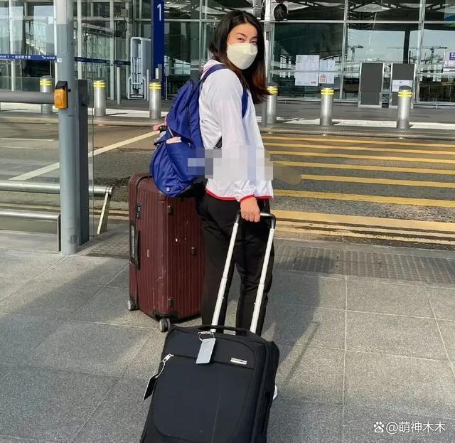 郭晶晶霍启刚现身韩国机场，身穿万元高奢外套，反被赞太低调