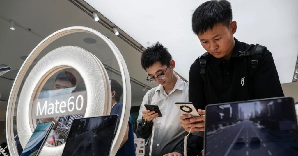 华为明年手机出货量目标达 7000 万部/iOS 17.1 将修复法国 iPhone 12 辐射问题/小鹏回应采购部门负责人停职