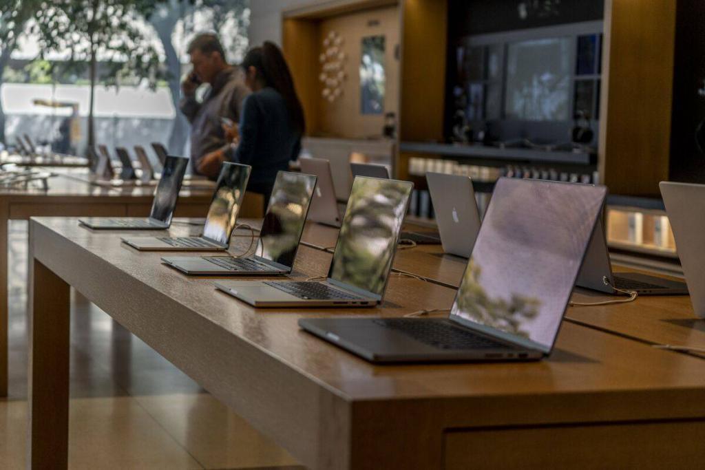 华为明年手机出货量目标达 7000 万部/iOS 17.1 将修复法国 iPhone 12 辐射问题/小鹏回应采购部门负责人停职