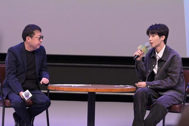 王俊凯亮相平遥国际影展 与贾樟柯对谈生图颜值在线