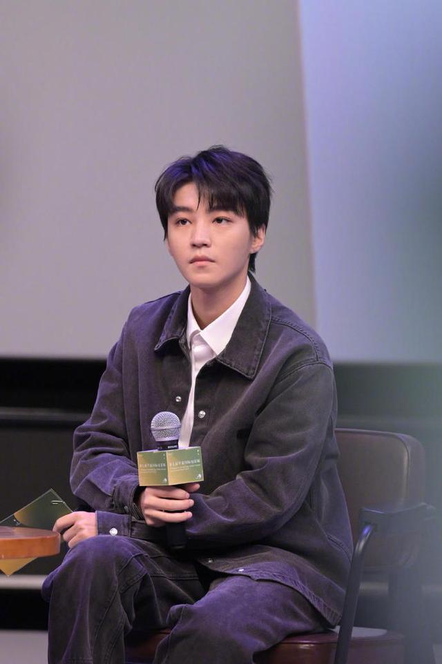王俊凯亮相平遥国际影展 与贾樟柯对谈生图颜值在线