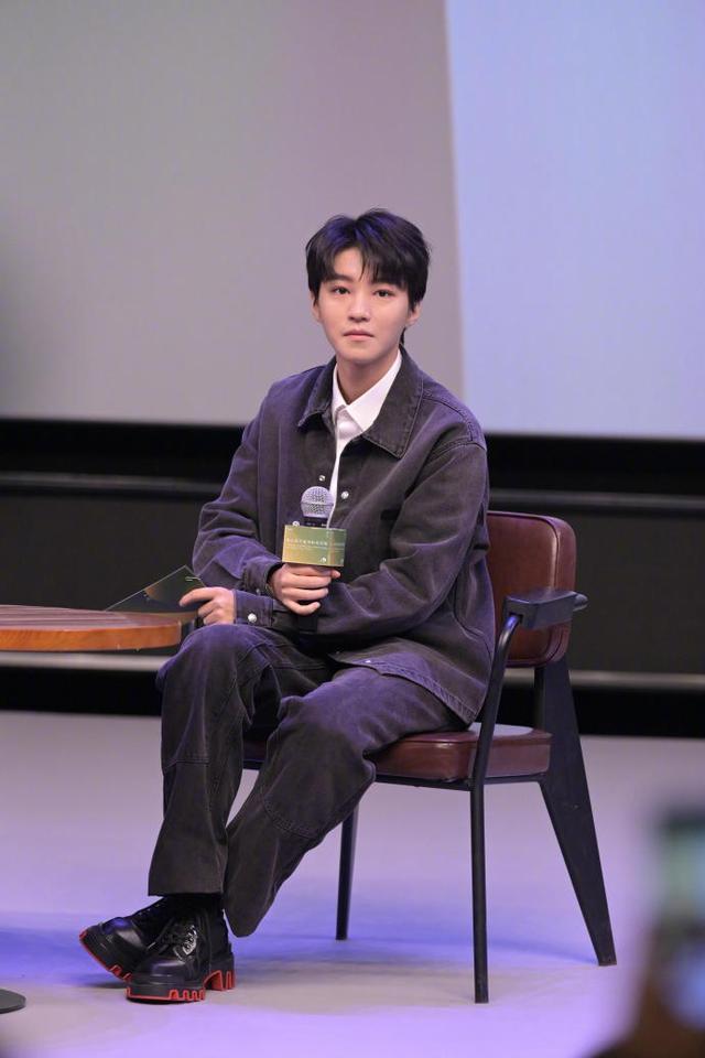 王俊凯亮相平遥国际影展 与贾樟柯对谈生图颜值在线