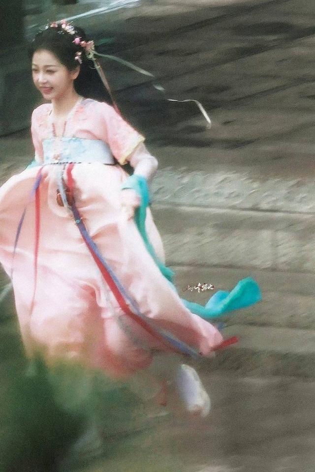 虞书欣《永夜星河》路透曝光 粉色古装飘逸又灵动