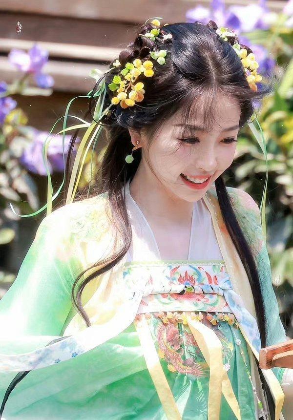 虞书欣《永夜星河》路透曝光 粉色古装飘逸又灵动