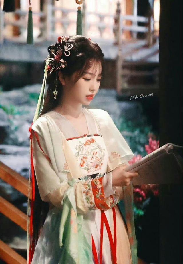 虞书欣《永夜星河》路透曝光 粉色古装飘逸又灵动