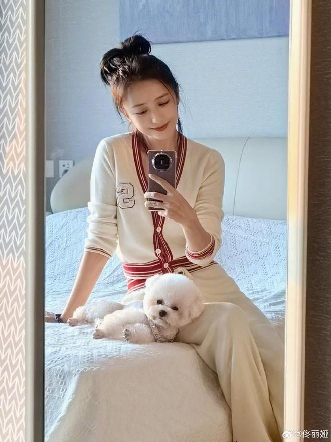 佟丽娅分享自拍照甜笑，与狗狗互动被赞人美心善