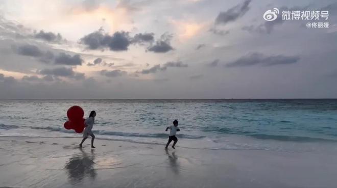 佟丽娅分享自拍照甜笑，与狗狗互动被赞人美心善