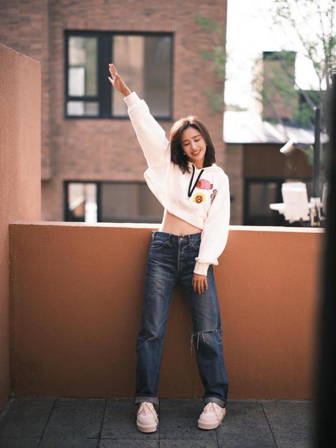 佟丽娅分享自拍照甜笑，与狗狗互动被赞人美心善